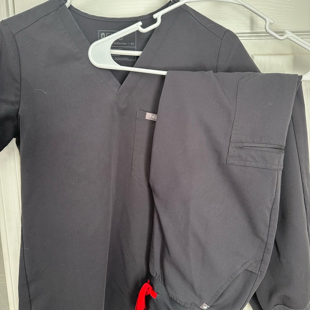 Women’s Figs Charcoal Gray Scrub Set